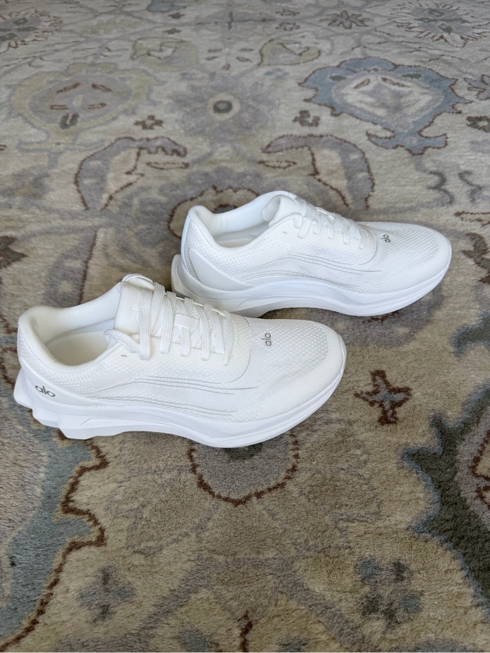 ALO Yoga Runner Sneakers White/White Women’s 9 Men’s 7.5 - Picture 3 of 8